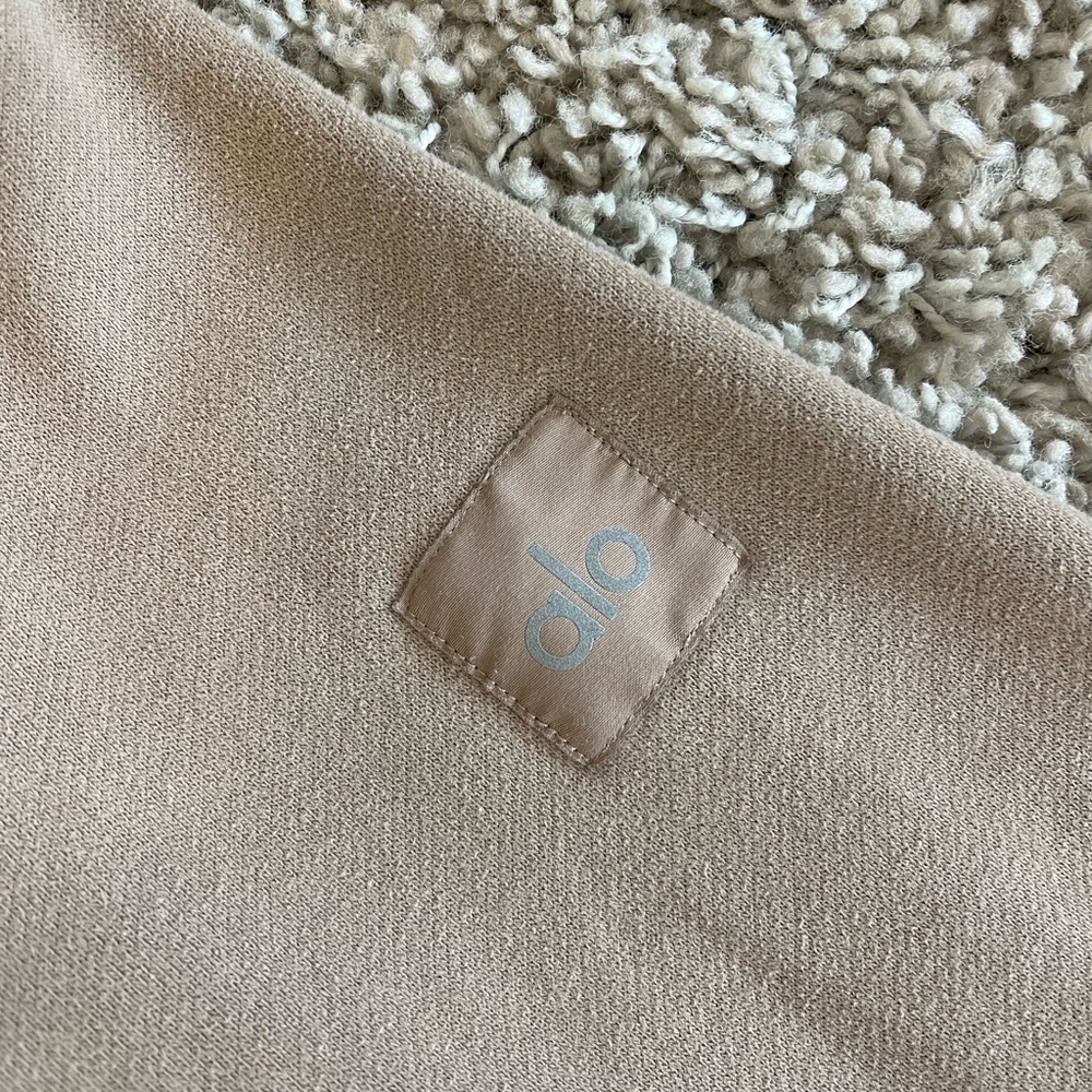 ALO Yoga women’s oversized sweatshirt in Taupe. Size XXS. - Picture 3 of 3